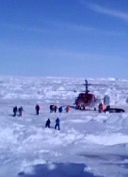 Все 52 пассажира с судна, попавшего в ледяной плен, спасены